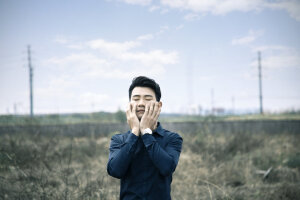 #时尚穿搭#随手拍春天# 条纹西装裤 搭 蓝色衬衫 非常的简单干净清爽 看起来让整个人格外的成熟有魅力  站在野地的杂草中 阳光照在身上 春风吹在脸上再加上清新的空气仿佛进入了梦意 喜欢这样的穿搭 就赶紧动起来吧