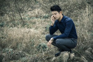 #时尚穿搭#随手拍春天# 条纹西装裤 搭 蓝色衬衫 非常的简单干净清爽 看起来让整个人格外的成熟有魅力  站在野地的杂草中 阳光照在身上 春风吹在脸上再加上清新的空气仿佛进入了梦意 喜欢这样的穿搭 就赶紧动起来吧