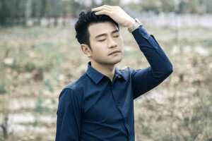 #时尚穿搭#随手拍春天# 条纹西装裤 搭 蓝色衬衫 非常的简单干净清爽 看起来让整个人格外的成熟有魅力  站在野地的杂草中 阳光照在身上 春风吹在脸上再加上清新的空气仿佛进入了梦意 喜欢这样的穿搭 就赶紧动起来吧