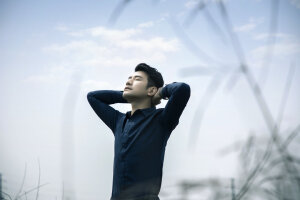 #时尚穿搭#随手拍春天# 条纹西装裤 搭 蓝色衬衫 非常的简单干净清爽 看起来让整个人格外的成熟有魅力  站在野地的杂草中 阳光照在身上 春风吹在脸上再加上清新的空气仿佛进入了梦意 喜欢这样的穿搭 就赶紧动起来吧