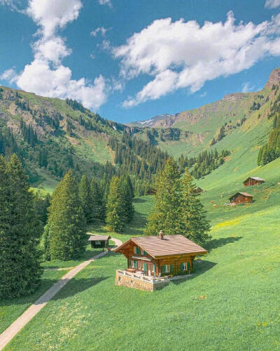 阿尔卑斯山脚下的瑞士小镇 格林德瓦Grindelwald 