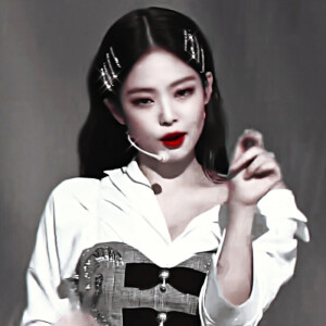 回首亘年漫月里所有怦然心动，你仍拔得头筹。

原白荨。