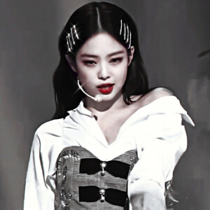 回首亘年漫月里所有怦然心动，你仍拔得头筹。

原白荨。