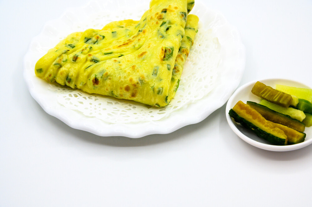 鸡蛋饼 小麦 白面 鸡蛋 蛋 卵 韭菜 葱 黄瓜 萝卜 调料 烤 烤饼 菜饼子 蔬菜饼 蔬菜 食物 食品 面食 小麦制品 美味 品尝 小菜 咸菜 咸 味道 地方 中国 白色背景 焦化 饭 吃 美食 主食 圆形 膳食 熟食 饮食文化 小吃 传统 容器 白色瓷盘 瓷碗 小瓷碗 白色 吸油纸 花样 图案
