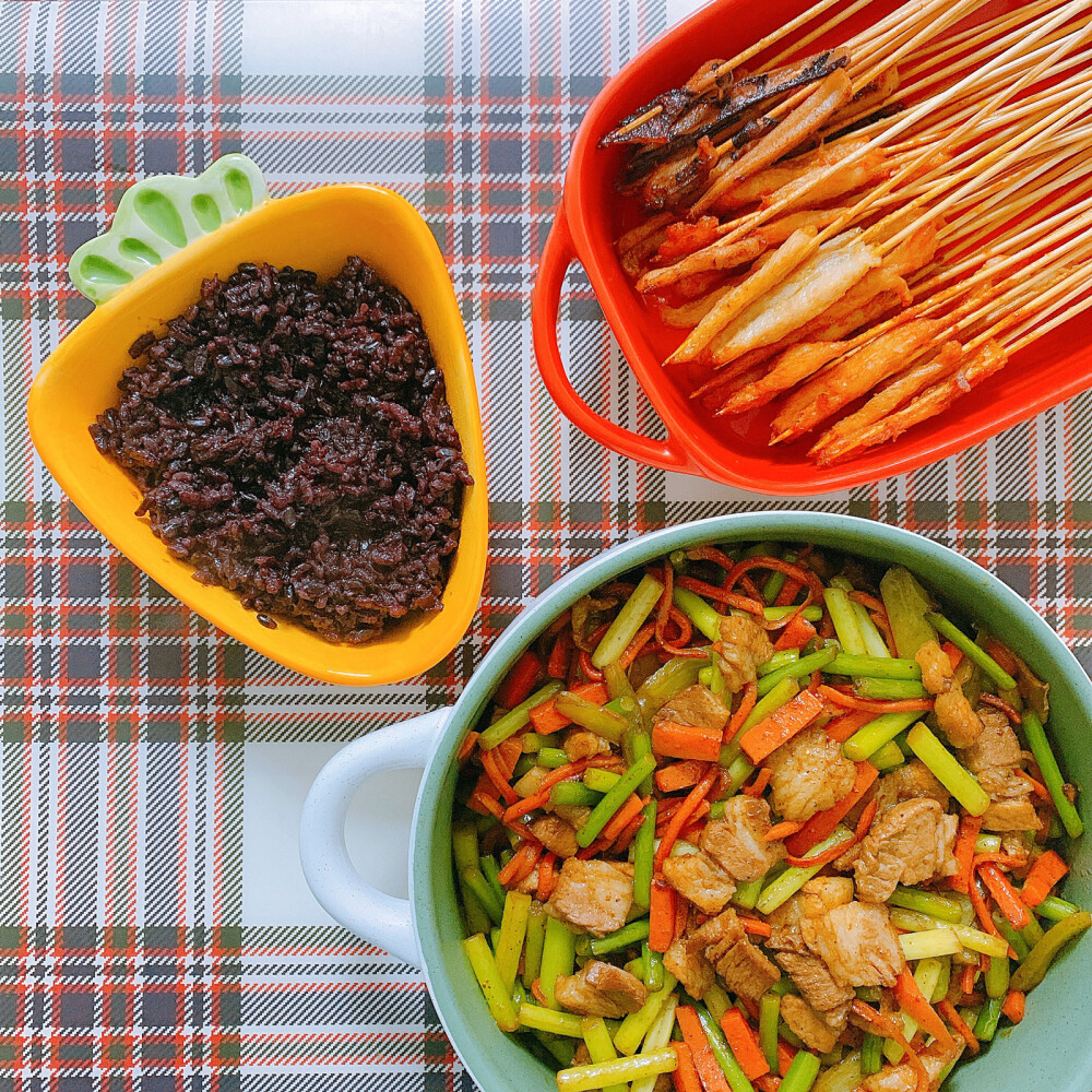 (炸串＋蒜薹炒肉＋黑米饭)下厨房app:小小橙王