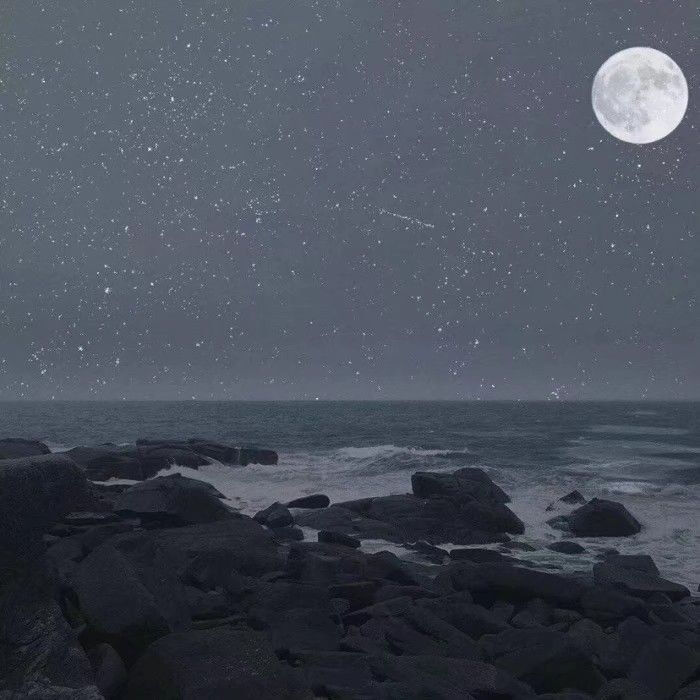 【原创】《当时明月》
那一夜
月色如银
一轮圆月
照在明镜般的海面
晚风
牵起浪花
闪烁着粼粼的波光
月光
深情地吻着海浪
海边的马尾松
倾身静听
我俩的长谈
听惯了
军号的嘹亮
听惯了
惊涛拍岸的声响
海边的巡逻小道
似长又短
边疆
挥洒青春热血的地方
心中
有着太多太多的留恋
战友间的情谊
宛若月光般
真挚而清纯
经久而绵长
那年分别后
思念
常常萦绕着月光我走进大学校园
你上了前线
从此
天各一方
今夜晚
当时明月在
你又在何方
月已西斜
大海早已入眠
一片彩云
从海上飞来
在沙滩上
久久徘徊
文/韩星 （@一诗一文 ）
图/堆糖
写于二O二O年四月二十五日凌晨
#诗词# #情感#