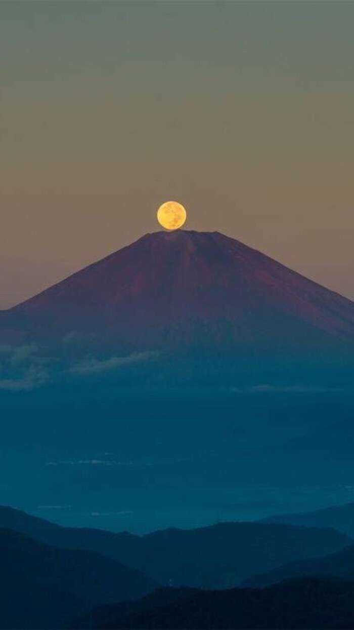 【原创】《当时明月》
那一夜
月色如银
一轮圆月
照在明镜般的海面
晚风
牵起浪花
闪烁着粼粼的波光
月光
深情地吻着海浪
海边的马尾松
倾身静听
我俩的长谈
听惯了
军号的嘹亮
听惯了
惊涛拍岸的声响
海边的巡逻小道
似长又短
边疆
挥洒青春热血的地方
心中
有着太多太多的留恋
战友间的情谊
宛若月光般
真挚而清纯
经久而绵长
那年分别后
思念
常常萦绕着月光我走进大学校园
你上了前线
从此
天各一方
今夜晚
当时明月在
你又在何方
月已西斜
大海早已入眠
一片彩云
从海上飞来
在沙滩上
久久徘徊
文/韩星 （@一诗一文 ）
图/堆糖
写于二O二O年四月二十五日凌晨
#诗词# #情感#