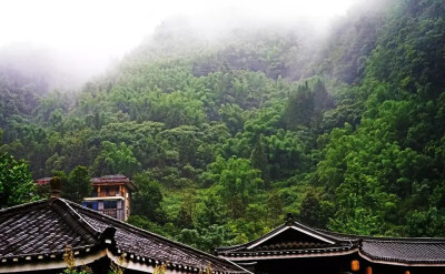 重庆天星小镇，云烟成雨，雾霭隐山，满目的苍翠里，只有风雨花落的声响，屋檐的蛛网安静地收集着水滴，河流轻缓，时光清欢。