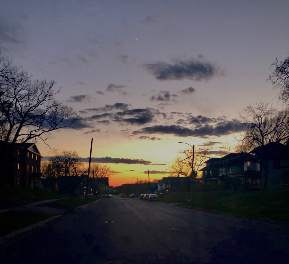 今天出去丢垃圾发现夕阳很美 就回来拿手机去散了个步，八点的肯村 还是很美的