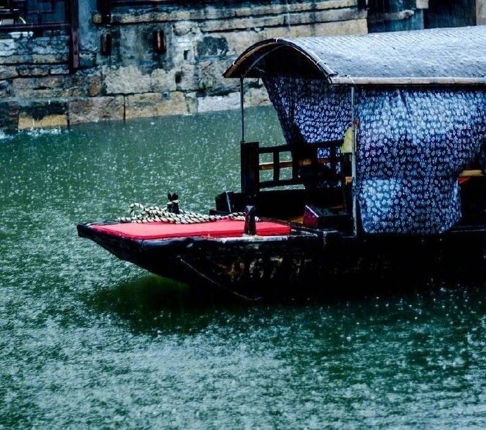 喜雨霏霏恋意柔，青山绿水路通幽。