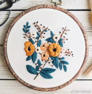 手工刺绣：绣娘的花绷子上，开满了美丽的花，刺绣针法都很简单哦