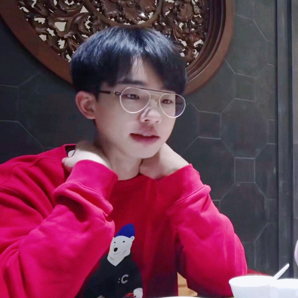 吃东西像小仓鼠一样
塞到鼓鼓囊囊的大男孩 @何运晨Yancy
