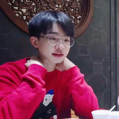 吃东西像小仓鼠一样
塞到鼓鼓囊囊的大男孩 @何运晨Yancy
