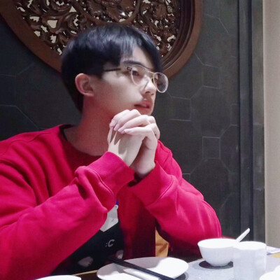 吃东西像小仓鼠一样
塞到鼓鼓囊囊的大男孩 @何运晨Yancy
