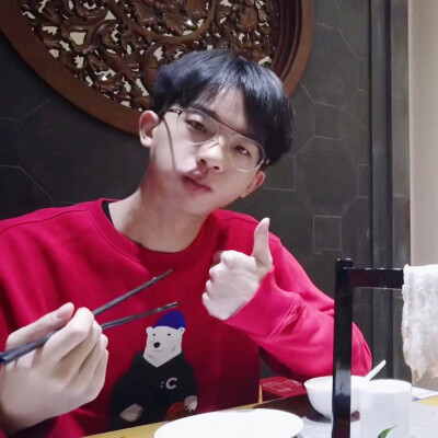 吃东西像小仓鼠一样
塞到鼓鼓囊囊的大男孩 @何运晨Yancy
