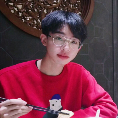 吃东西像小仓鼠一样
塞到鼓鼓囊囊的大男孩 @何运晨Yancy
