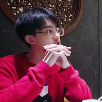 吃东西像小仓鼠一样
塞到鼓鼓囊囊的大男孩 @何运晨Yancy
