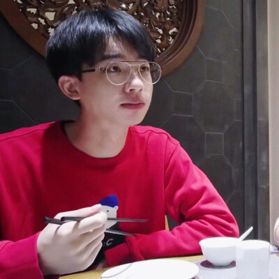 吃东西像小仓鼠一样
塞到鼓鼓囊囊的大男孩 @何运晨Yancy
