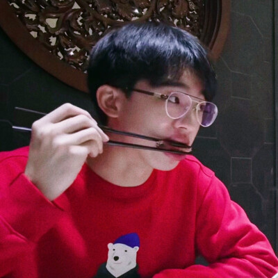 吃东西像小仓鼠一样
塞到鼓鼓囊囊的大男孩 @何运晨Yancy
