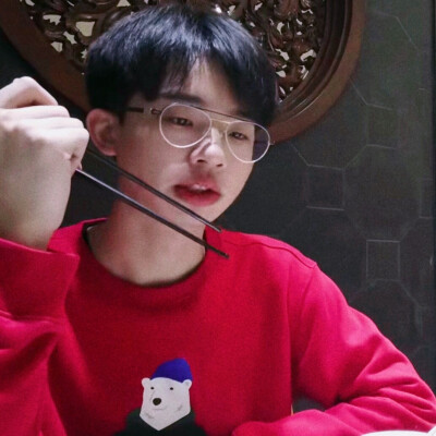 吃东西像小仓鼠一样
塞到鼓鼓囊囊的大男孩 @何运晨Yancy
