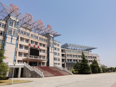 去了趟学校。热死了热死了。
因为教室什么的都让给了高三。
所以可能七月中旬开学kkk。