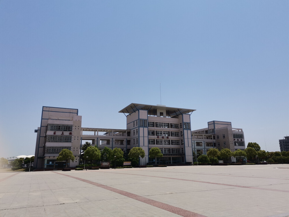 去了趟学校。热死了热死了。
因为教室什么的都让给了高三。
所以可能七月中旬开学kkk。