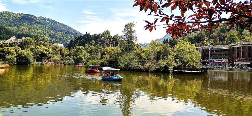 阳春四月，山花灿漫。行走在井冈山茨坪挹翠湖公园，心旷神怡。在蓝天白云下，在绿树红花中，赏花观景。在波光粼粼的湖心上泛舟游玩，在林荫大道中倚栏小憩，不亦乐乎。挹翠湖是茨坪主要景点公园，湖内环境幽雅，湖心岛上山石谲奇，蕙兰争艳。颇有唐代诗人所描绘的"闲云潭影日悠悠"之趣。（摄/肖勇）