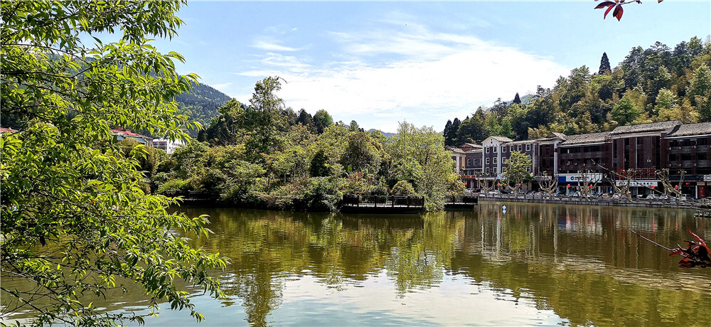 阳春四月，山花灿漫。行走在井冈山茨坪挹翠湖公园，心旷神怡。在蓝天白云下，在绿树红花中，赏花观景。在波光粼粼的湖心上泛舟游玩，在林荫大道中倚栏小憩，不亦乐乎。挹翠湖是茨坪主要景点公园，湖内环境幽雅，湖心岛上山石谲奇，蕙兰争艳。颇有唐代诗人所描绘的"闲云潭影日悠悠"之趣。（摄/肖勇）