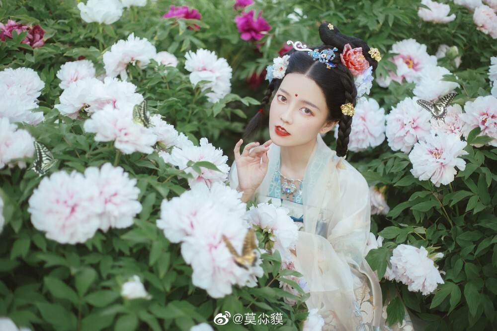 #用相机绘一场梦##古风#
【花神录~牡丹】
何人不爱牡丹花，占断城中好物华。
疑是洛川神女作，千娇万态破朝霞。
摄影&后期&造型:@莫尛貘
出镜&妆面：@-稍麦
原画太太:@长乐nina
服装:@钟灵记汉服 @簪花阁汉服工作室
#天津约拍##北京约拍##汉服摄影##古风写真# 