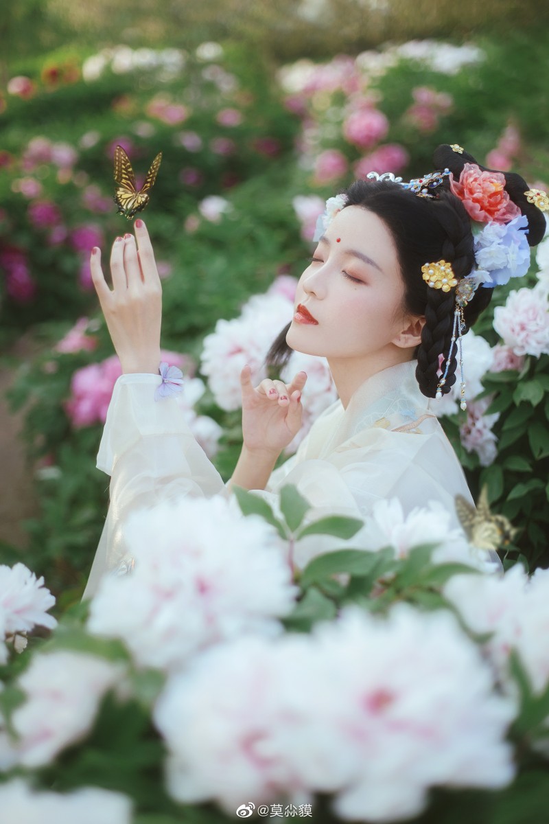 #用相机绘一场梦##古风#
【花神录~牡丹】
何人不爱牡丹花，占断城中好物华。
疑是洛川神女作，千娇万态破朝霞。
摄影&后期&造型:@莫尛貘
出镜&妆面：@-稍麦
原画太太:@长乐nina
服装:@钟灵记汉服 @簪花阁汉服工作室
#天津约拍##北京约拍##汉服摄影##古风写真# 