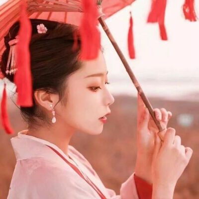 风透湘帘花满庭，庭前春色自多情
古风女头 真人 自然 仙气