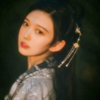 风透湘帘花满庭，庭前春色自多情
古风女头 真人 自然 仙气