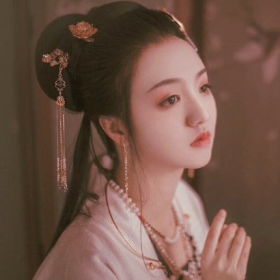 风透湘帘花满庭，庭前春色自多情
古风女头 真人 自然 仙气