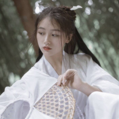 风透湘帘花满庭，庭前春色自多情
古风女头 真人 自然 仙气