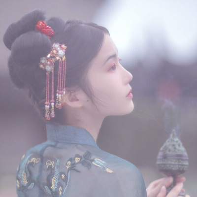 风透湘帘花满庭，庭前春色自多情
古风女头 真人 自然 仙气