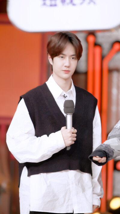 190407 天天向上 修图 @UNIQ-王一博【是全一博啊~】cr:logo