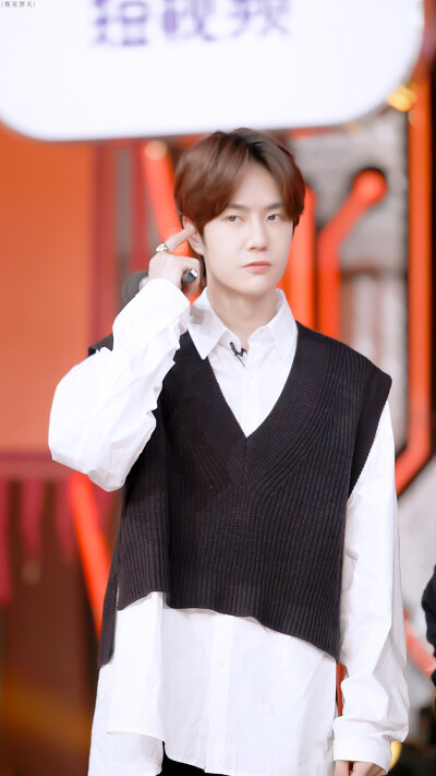 190407 天天向上 修图 @UNIQ-王一博【是全一博啊~】cr:logo