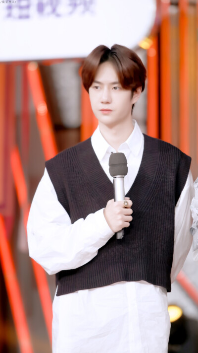 190407 天天向上 修图 @UNIQ-王一博【是全一博啊~】cr:logo