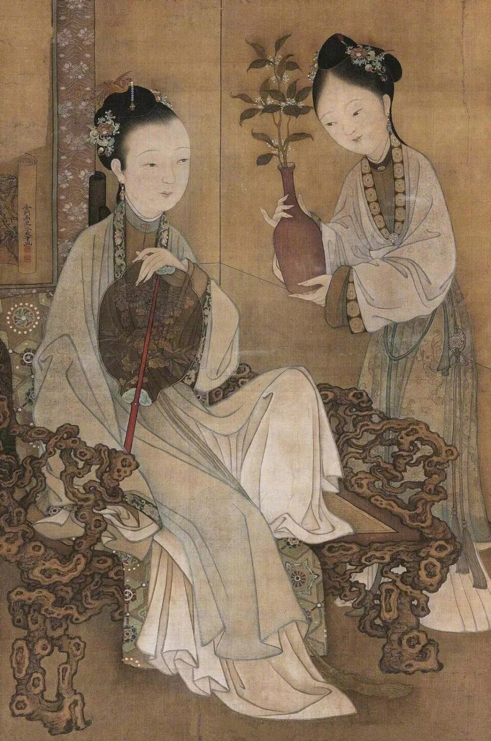 清代著名画师冷枚的宫苑仕女图之一，图中的执扇仕女一只脚踩在卧榻上，悠闲地赏着花瓶里刚插好的花。