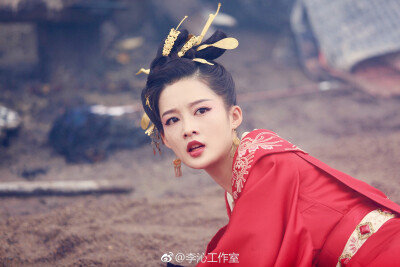 楚乔传
李沁 饰 元淳