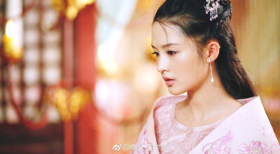 楚乔传
李沁 饰 元淳