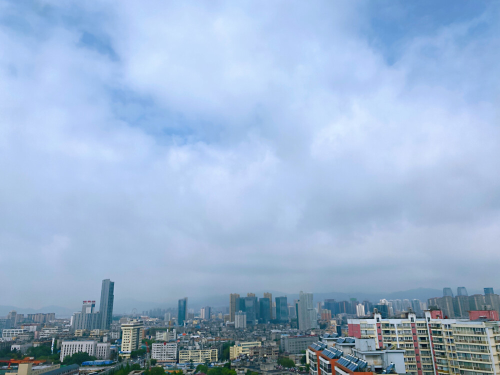 我把我们一起去过的地方走过的巷子，住过的房间看过的风景都重温了一遍，这或许是对我纪念又或者是告别我们无论是友谊还是类似爱情的一种仪式感吧。无论怎样，我都想珍惜。
