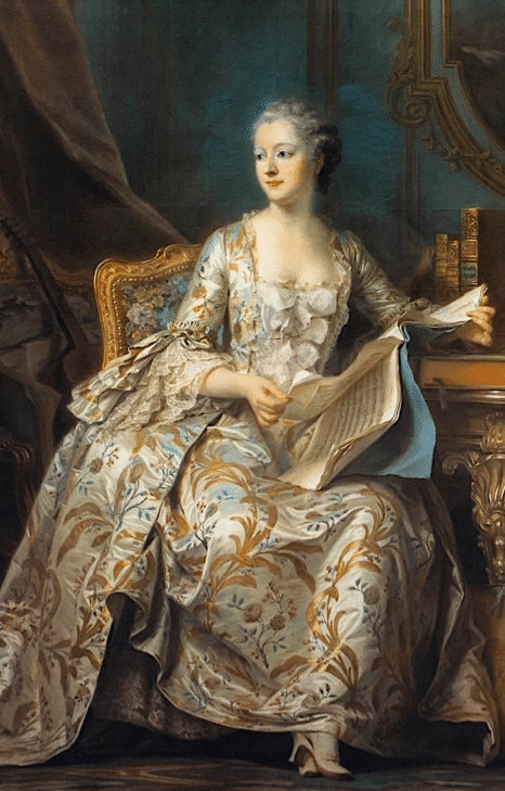 【蓬巴杜夫人全身像 德·拉图尔】
莫里斯·康坦·德·拉图尔（Maurice Quentin de La Tour，1704－1788），法国洛可可派画家。1704年9月5日出生在法国埃纳省圣康坦。他从圣康坦到巴黎后，发现原有的绘画领域几乎没有他的位置了，唯独粉笔画还无人问津。于是他选择了这种艺术。1737年，他向沙龙送去两幅粉笔画，很快被法兰西学院选为院士。同年，沙龙重新举办画展，他接连地送去色粉笔肖像新作，引起了轰动，从而取得了一定声誉。从此，请他绘制粉色肖像的，上有国王、王后、宫廷命妇，下有同时代的文学艺术家夏尔丹狄德罗、伏尔泰、卢梭等，连一般的或者走红的演员、金融界的巨头和等级低下的普通人也都邀他画像。他不论为谁画像，都一扫豪华的习气，减去了所有陪衬部分。他为蓬巴杜夫人所绘的大幅色粉画立像，在沙龙夺标中获胜，从此得到侯爵夫人的经常性赞助。1788年2月17日，卒于法国圣康坦。