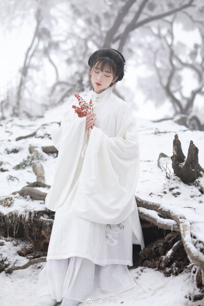 /世味稠，岁绵长
出镜|@二鱼阿
摄影丨@_影子呀
#成都约拍##重庆约拍# ​​​