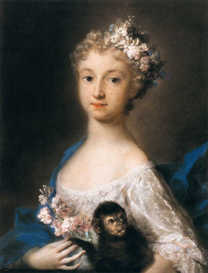 Rosalba Carriera 意大利威尼斯洛可可画家，她是法国王家雕塑和绘画学院接纳的十五位女性艺术家之一，被誉为全时代最著名的女画家之一。她擅长粉彩画、微缩肖像画。她出生于底层，没有老师，自学成才，早年靠和姐姐、母亲绘制花边图案谋生，后改行为贵族们画鼻烟壶上的微缩肖像，很快Rosalba的才华就不仅限于画画鼻烟壶，而是扩大到了正式肖像画。
她是最早使用蜡笔绘制粉彩画的艺术先驱之一，她的粉彩画色调清新柔和、风格优雅迷人，特别擅长处理丝绸锦缎的细节，让整幅画栩栩如生。她的客户包括欧洲各国的王公贵族。在她之前，从未有人能以粉彩画在以油画为主的欧洲绘画界占上一席之地。晚年，Rosalba由于早年绘制微缩肖像导致的眼疾越发严重，以至在两次手术后完全失明。
Rosalba终身未婚，84岁去世于威尼斯乡间的家中。她对后世的女艺术家，如Adélaïde Labille-Guiard、Élisabeth Vigée-LeBrun 影响很深。