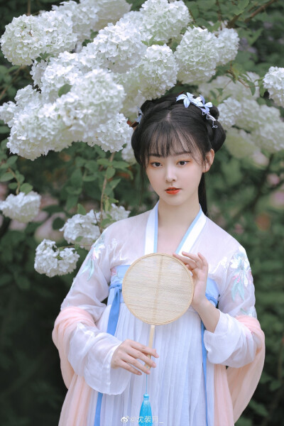 #重庆约拍##成都约拍##汉服摄影#
“玲珑绣球。”
摄影：@沈袭月_
出境：@章鱼轩轩轩轩 