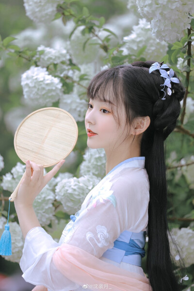 #重庆约拍##成都约拍##汉服摄影#
“玲珑绣球。”
摄影：@沈袭月_
出境：@章鱼轩轩轩轩 