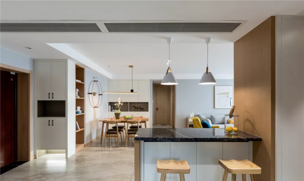 “在自己喜欢的时间里，按照自己喜欢的方式，去做自己喜欢做的事，对我而言便是自由人的定义。”
135㎡的北欧风3室2厅，大面积的原木色使得整个空间更显自然舒适，配合浅色调也让整体在视觉效果上更为开阔。
生活不一定要轰轰烈烈，也许就是细水长流，在舒适的沙发里葛优躺，在安静的书房里沉淀自己，一切都随心所欲，一切便是自由。✌️