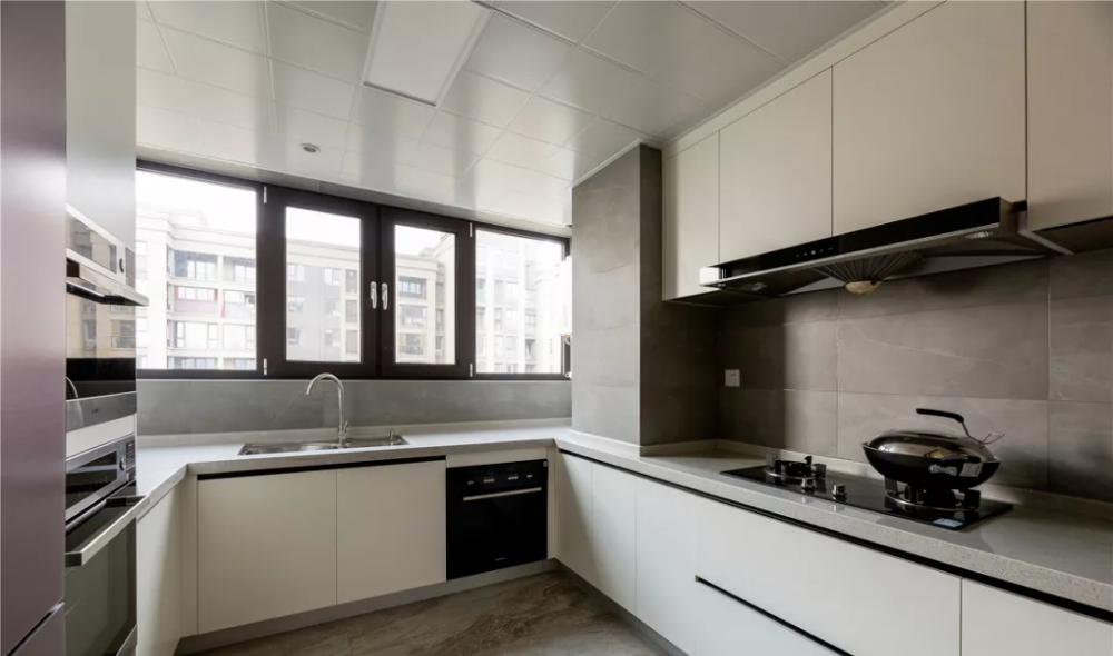 “在自己喜欢的时间里，按照自己喜欢的方式，去做自己喜欢做的事，对我而言便是自由人的定义。”
135㎡的北欧风3室2厅，大面积的原木色使得整个空间更显自然舒适，配合浅色调也让整体在视觉效果上更为开阔。
生活不一定要轰轰烈烈，也许就是细水长流，在舒适的沙发里葛优躺，在安静的书房里沉淀自己，一切都随心所欲，一切便是自由。✌️