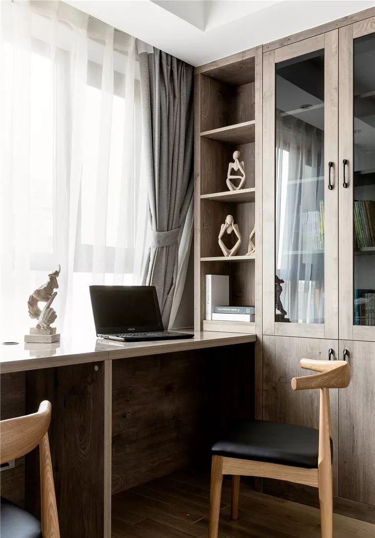 “在自己喜欢的时间里，按照自己喜欢的方式，去做自己喜欢做的事，对我而言便是自由人的定义。”
135㎡的北欧风3室2厅，大面积的原木色使得整个空间更显自然舒适，配合浅色调也让整体在视觉效果上更为开阔。
生活不一定要轰轰烈烈，也许就是细水长流，在舒适的沙发里葛优躺，在安静的书房里沉淀自己，一切都随心所欲，一切便是自由。✌️